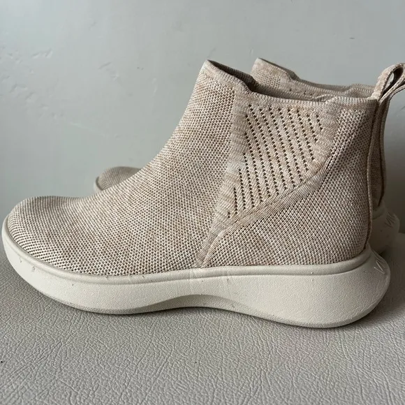 Vivaia Water-Repellent  Slip Ons Sneakers Boot Women’s Sand Color Size 36
