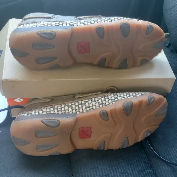 Woman's twisted boots size 7, ( loafers )