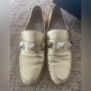 Women’s Large Rock Stud Valentino shoes  size 6.5