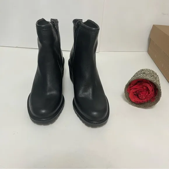Zodiac Women's Black Greyson Lug-Sole Boots - New In Box- Size8.5 - Duplicate